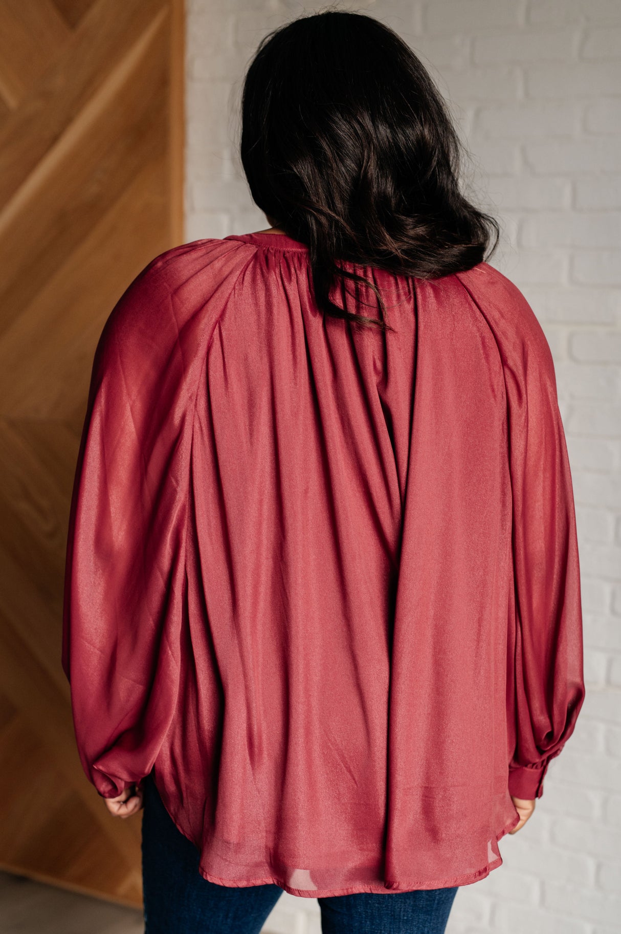 Camisa abotonada con mangas de murciélago y sonrisas y pucheros