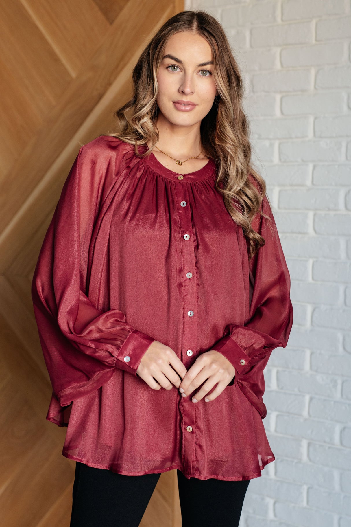 Camisa abotonada con mangas de murciélago y sonrisas y pucheros