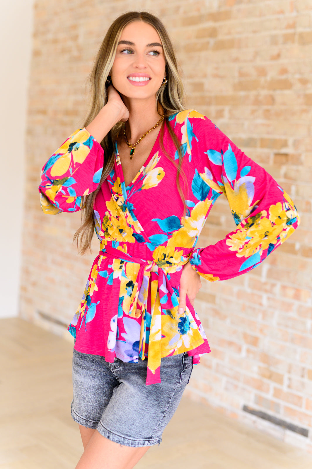 Blusa floral con cuello en V de Spring to Be Sprung