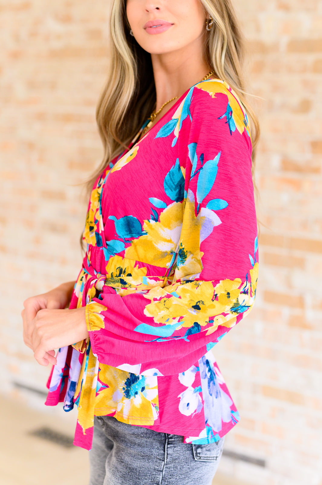 Blusa floral con cuello en V de Spring to Be Sprung