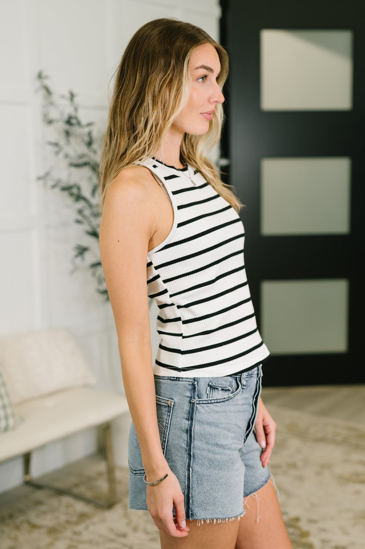 Camiseta de tirantes con cuello halter acanalado de principio a fin