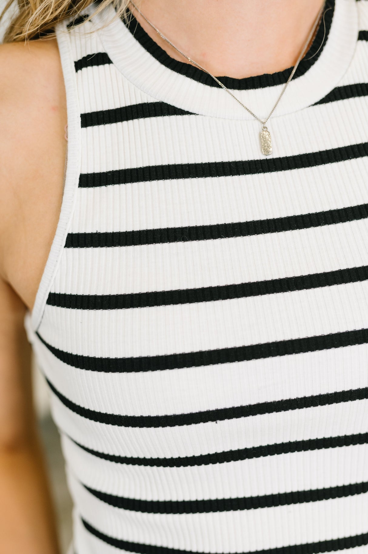 Camiseta de tirantes con cuello halter acanalado de principio a fin