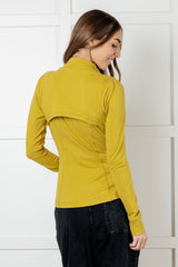 Chaqueta deportiva Staying Swift en amarillo pera