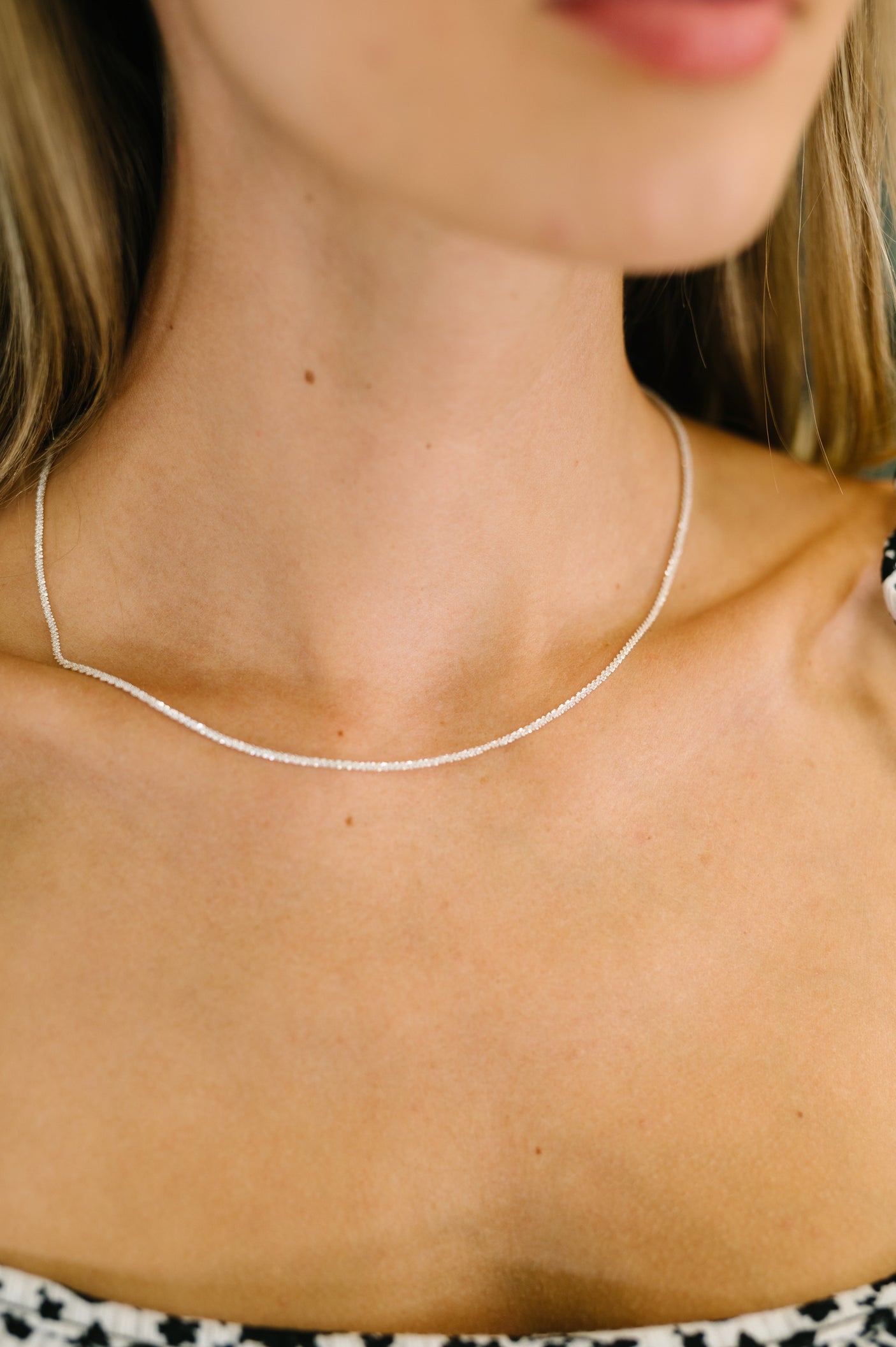 Collar delicado con brillo sutil