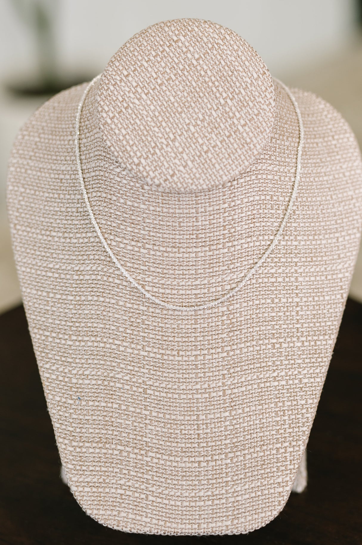 Collar delicado con brillo sutil