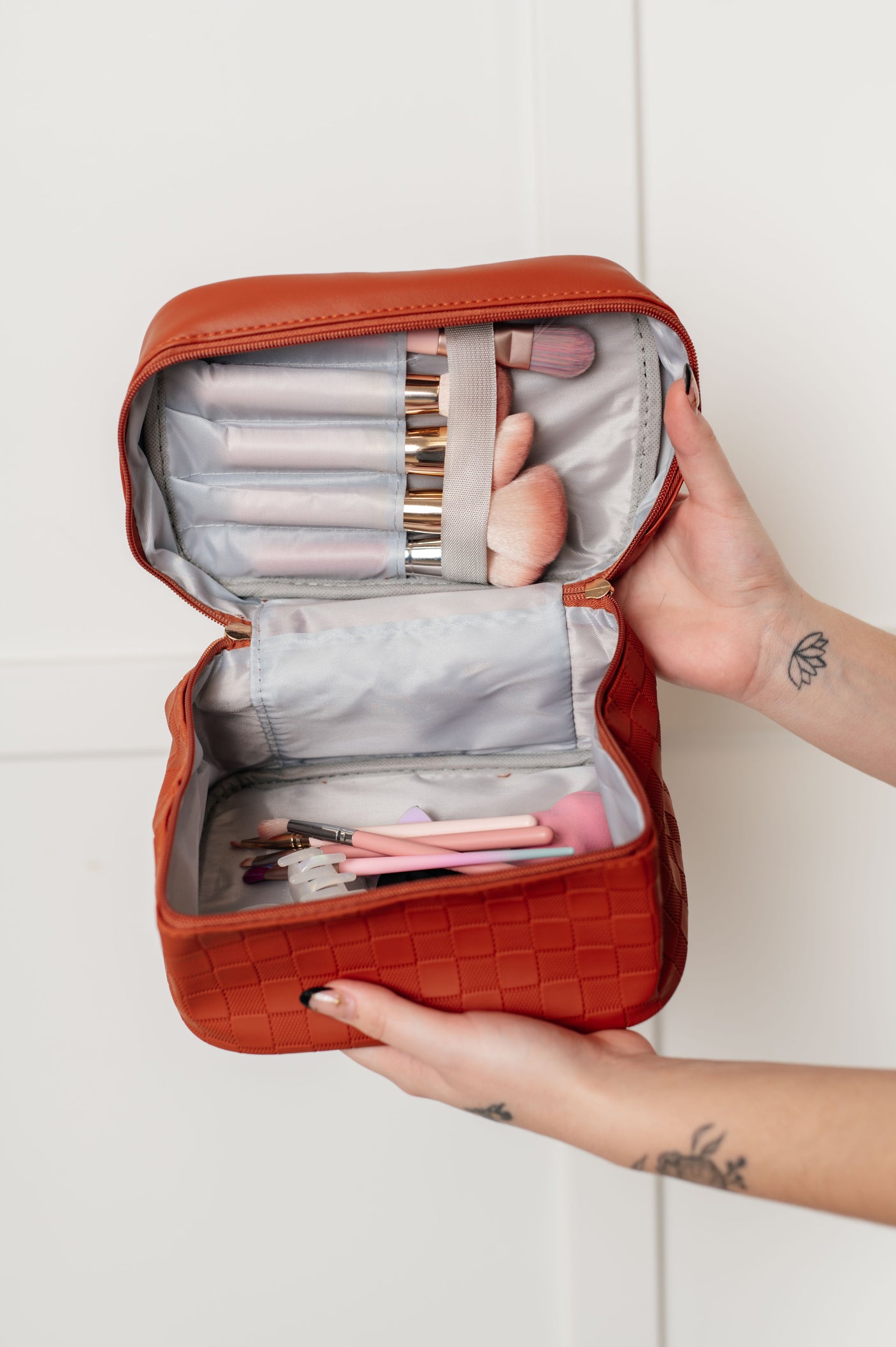 Juego de 4 bolsas para cosméticos con cuadros sutiles en marrón