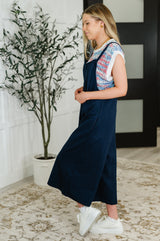 Mono con tirantes ajustables Suit Yourself en azul marino