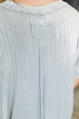 Top con lavado mineral Sunday's Bestie en gris claro