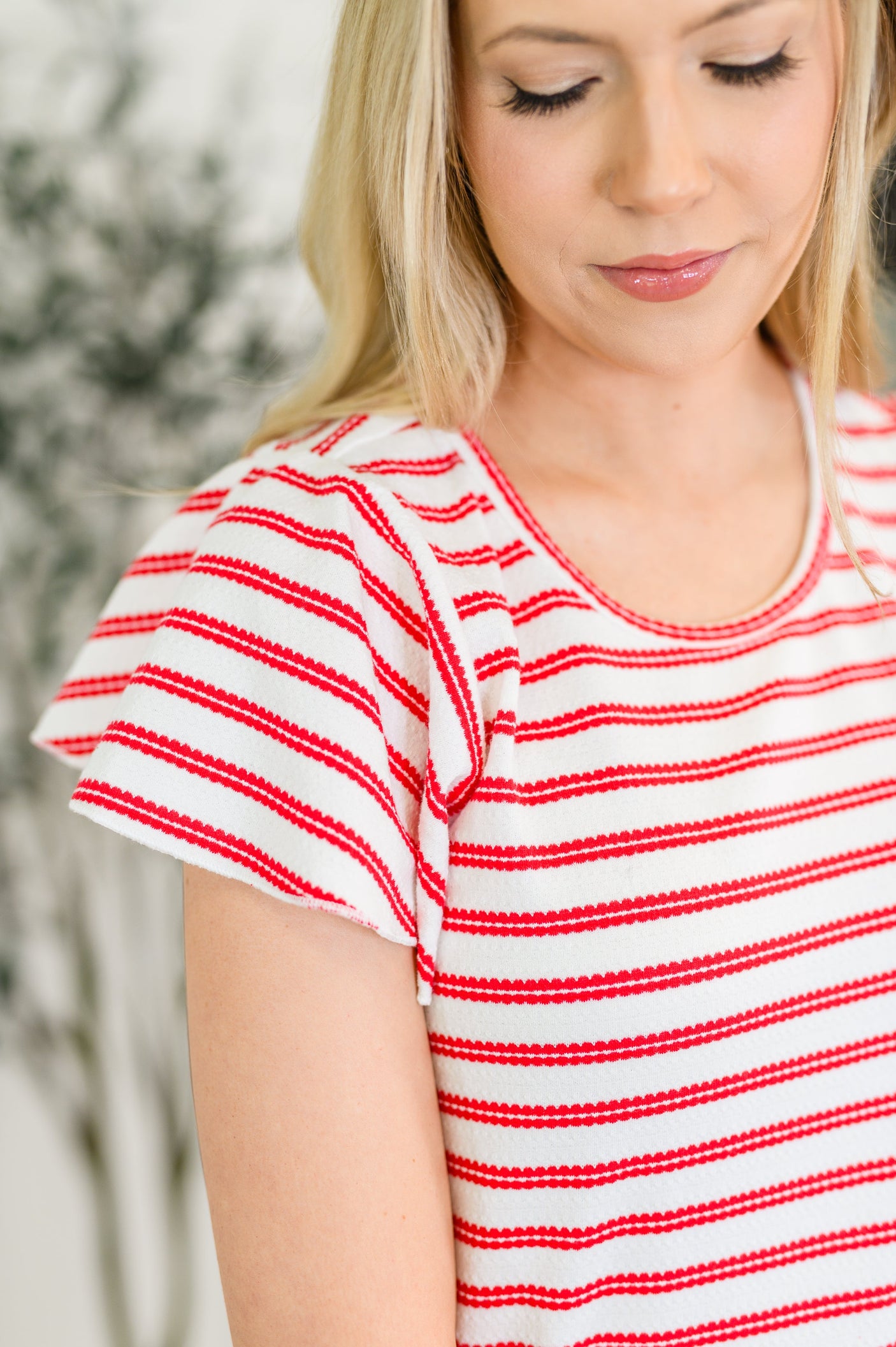 Vestido informal con mangas onduladas y rayas soleadas