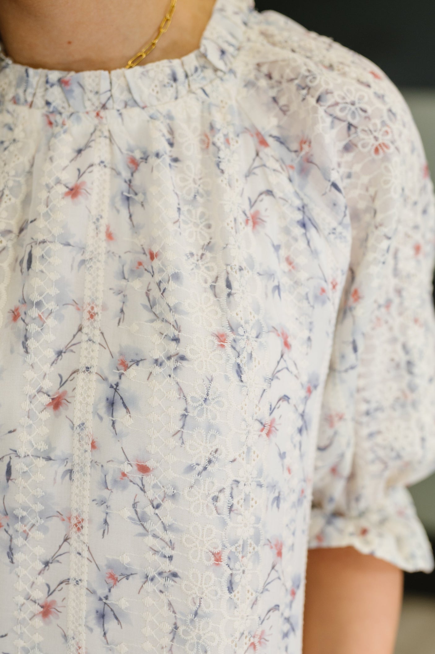 Blusa de cuello alto con volantes Sweet Ruffle Affair en azul