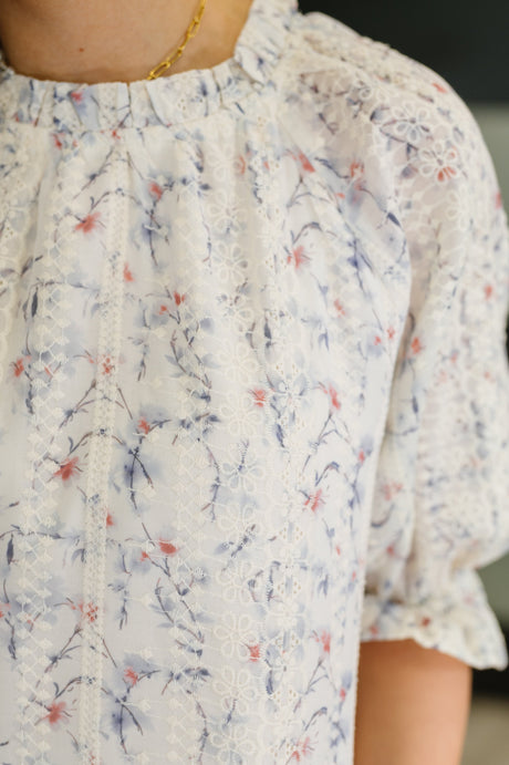 Blusa de cuello alto con volantes Sweet Ruffle Affair en azul