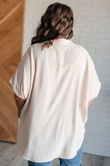 Blusa abotonada Sweet Simplicity en color avena