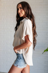 Blusa abotonada Sweet Simplicity en color avena