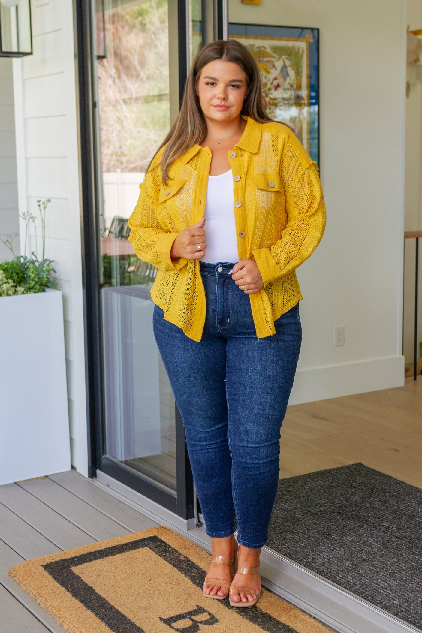 Camisa de encaje con botones en color miel más dulce que el néctar