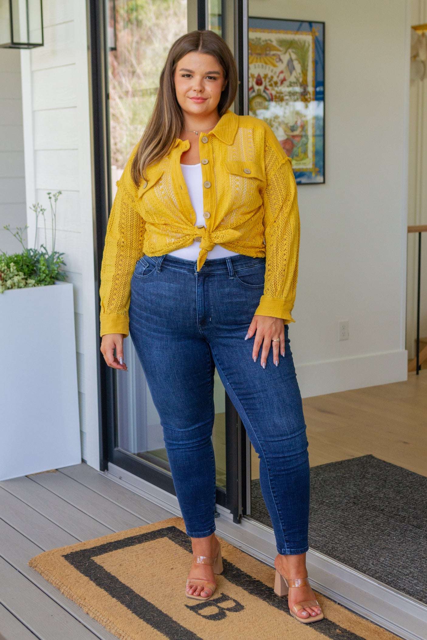 Camisa de encaje con botones en color miel más dulce que el néctar