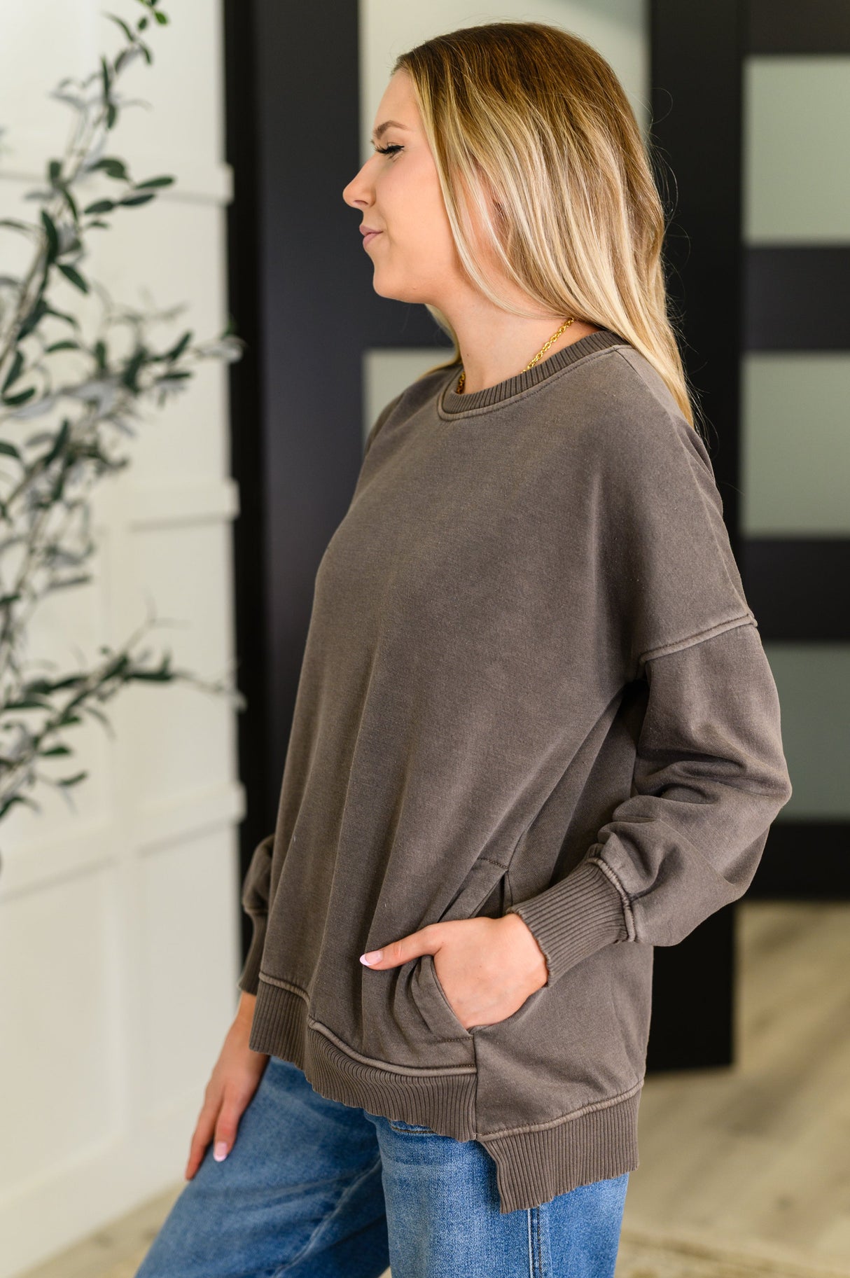 Jersey marrón con dobladillo escalonado Talk Cozy to Me