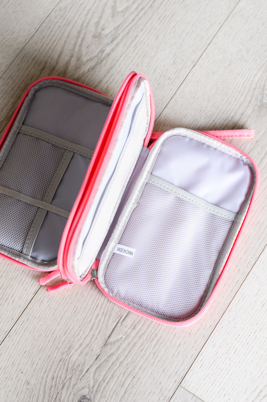 Estuche tecnológico rosa con todo lo necesario