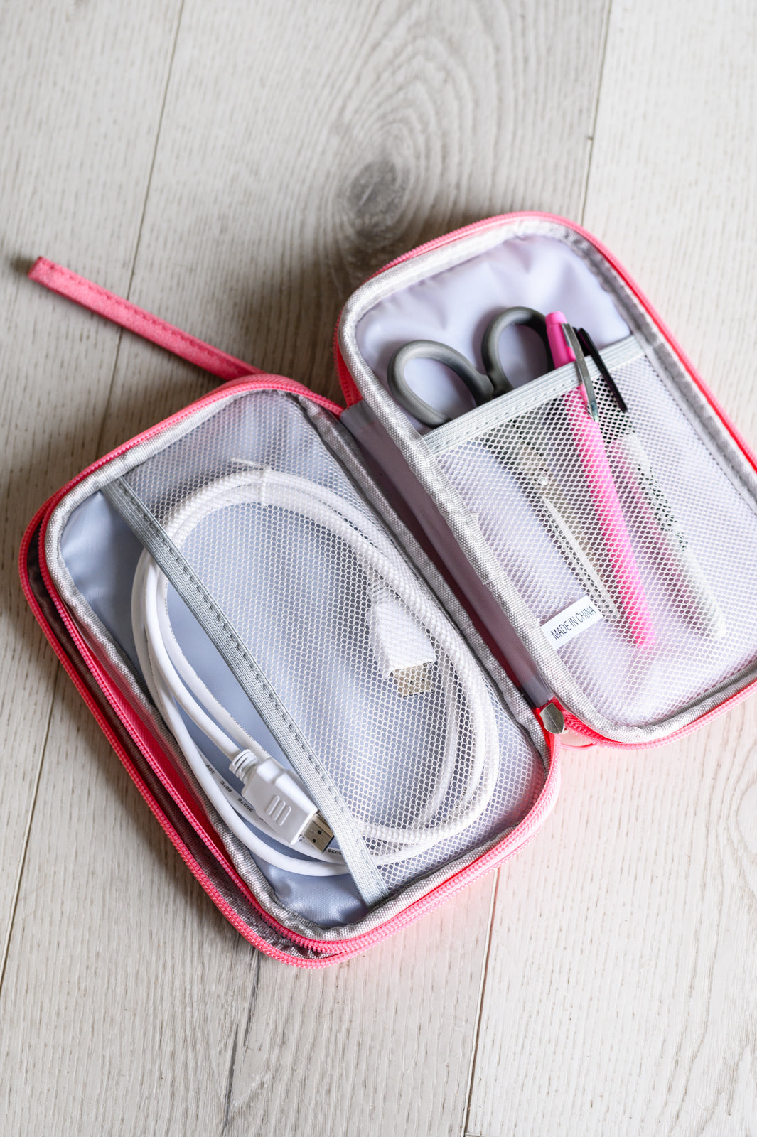 Estuche tecnológico rosa con todo lo necesario