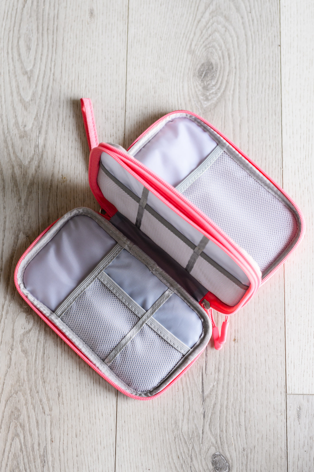 Estuche tecnológico rosa con todo lo necesario