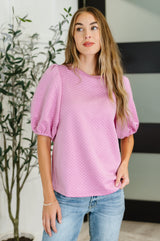 Blusa texturizada con mangas globo en color rosa