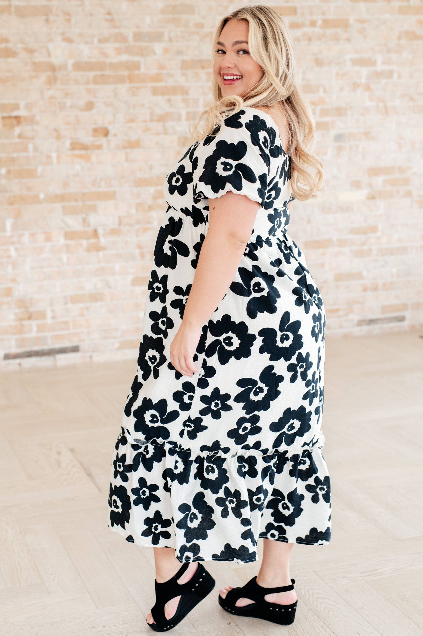 Vestido floral de cuello cuadrado de The Hot Topic