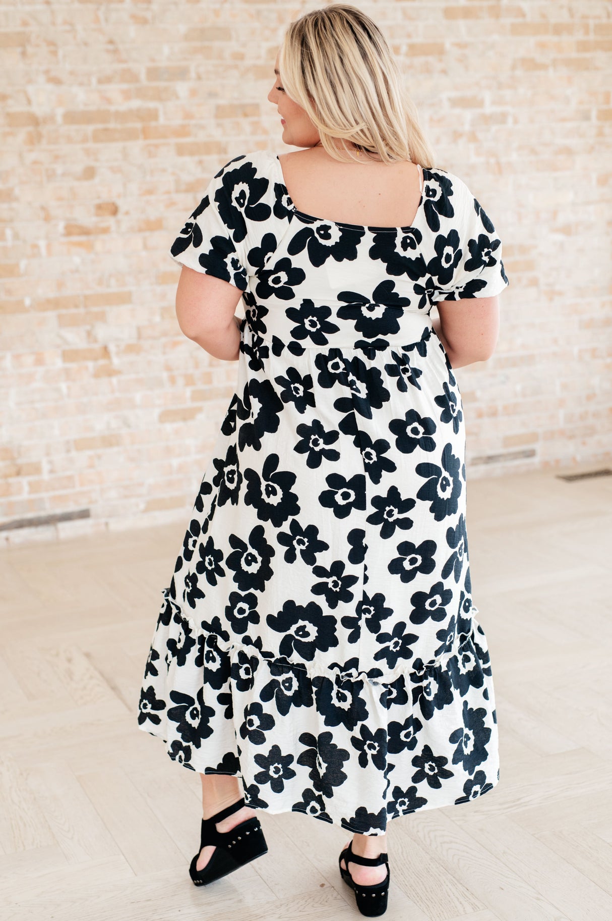 Vestido floral de cuello cuadrado de The Hot Topic