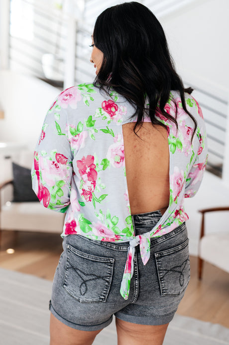 Thinking On It Top floral con espalda abierta