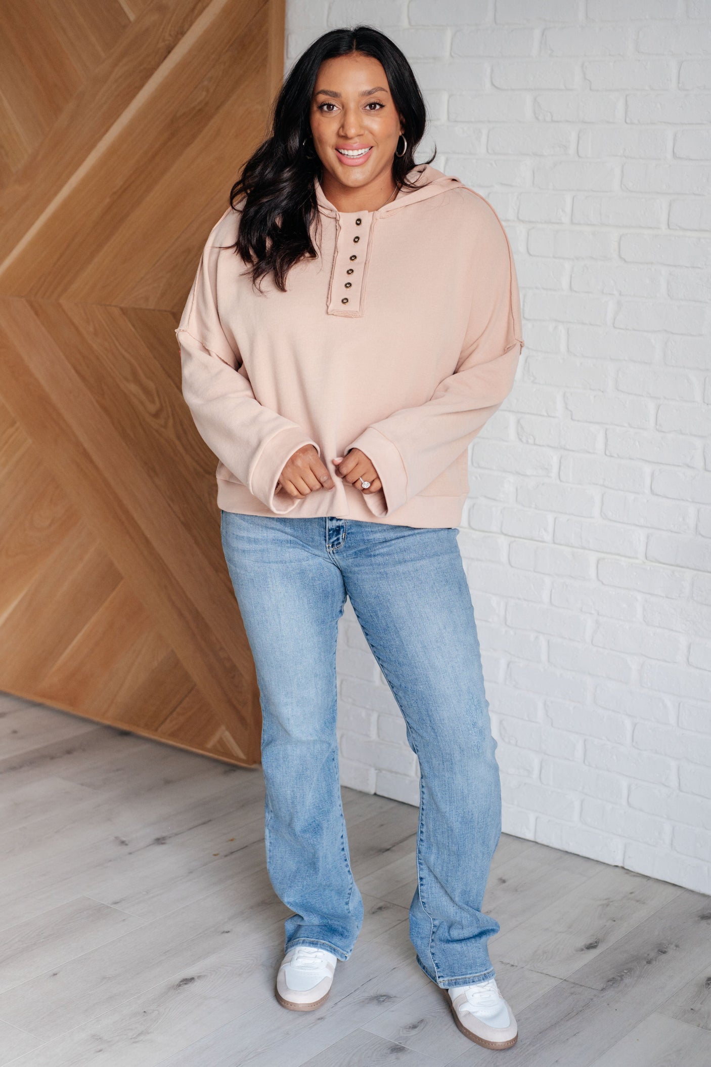 Sudadera con capucha retro Heartthrob en beige