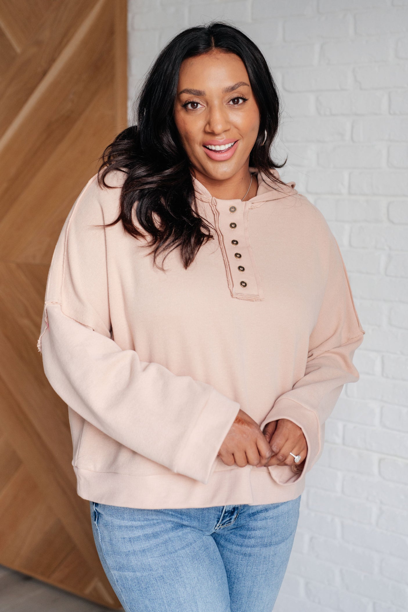 Sudadera con capucha retro Heartthrob en beige