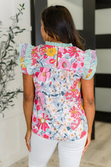Blusa floral con cuello alto y volantes Too Fab to Care