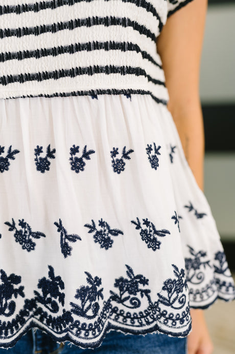 Blusa con dobladillo festoneado "Too Sweet to Share" en marfil y azul marino