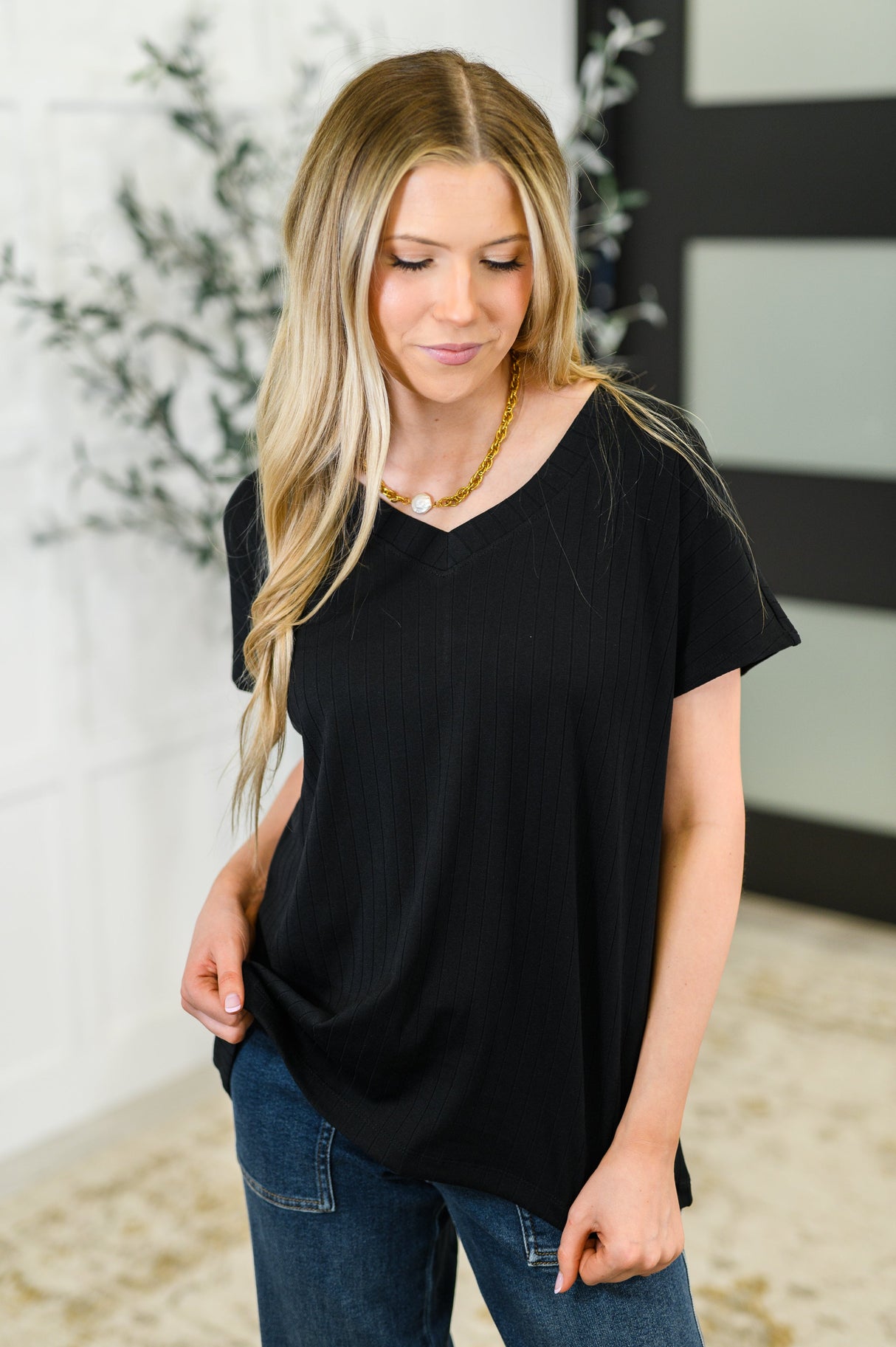 Camiseta básica de canalé con cuello en V de Top Shelf en negro
