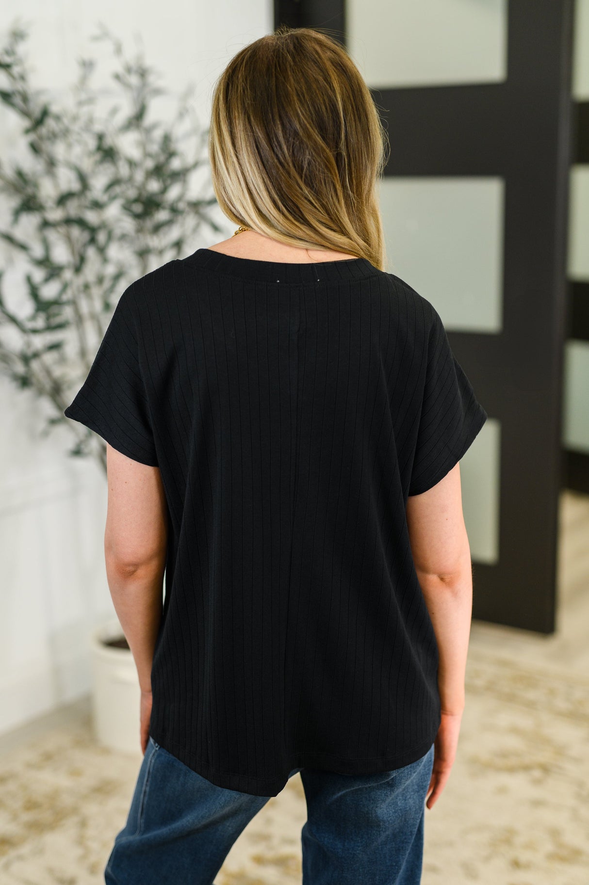 Camiseta básica de canalé con cuello en V de Top Shelf en negro