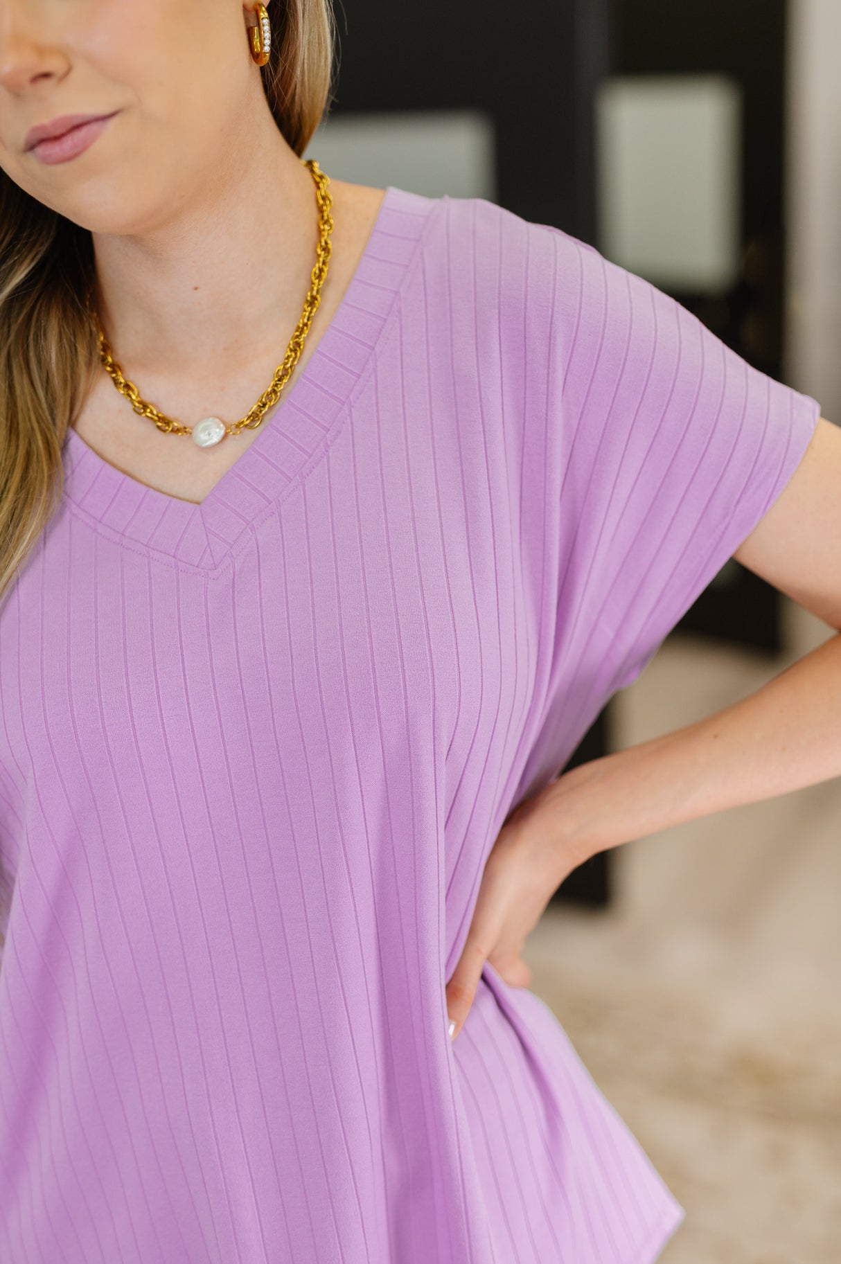 Camiseta básica de canalé con cuello en V de Top Shelf en lavanda