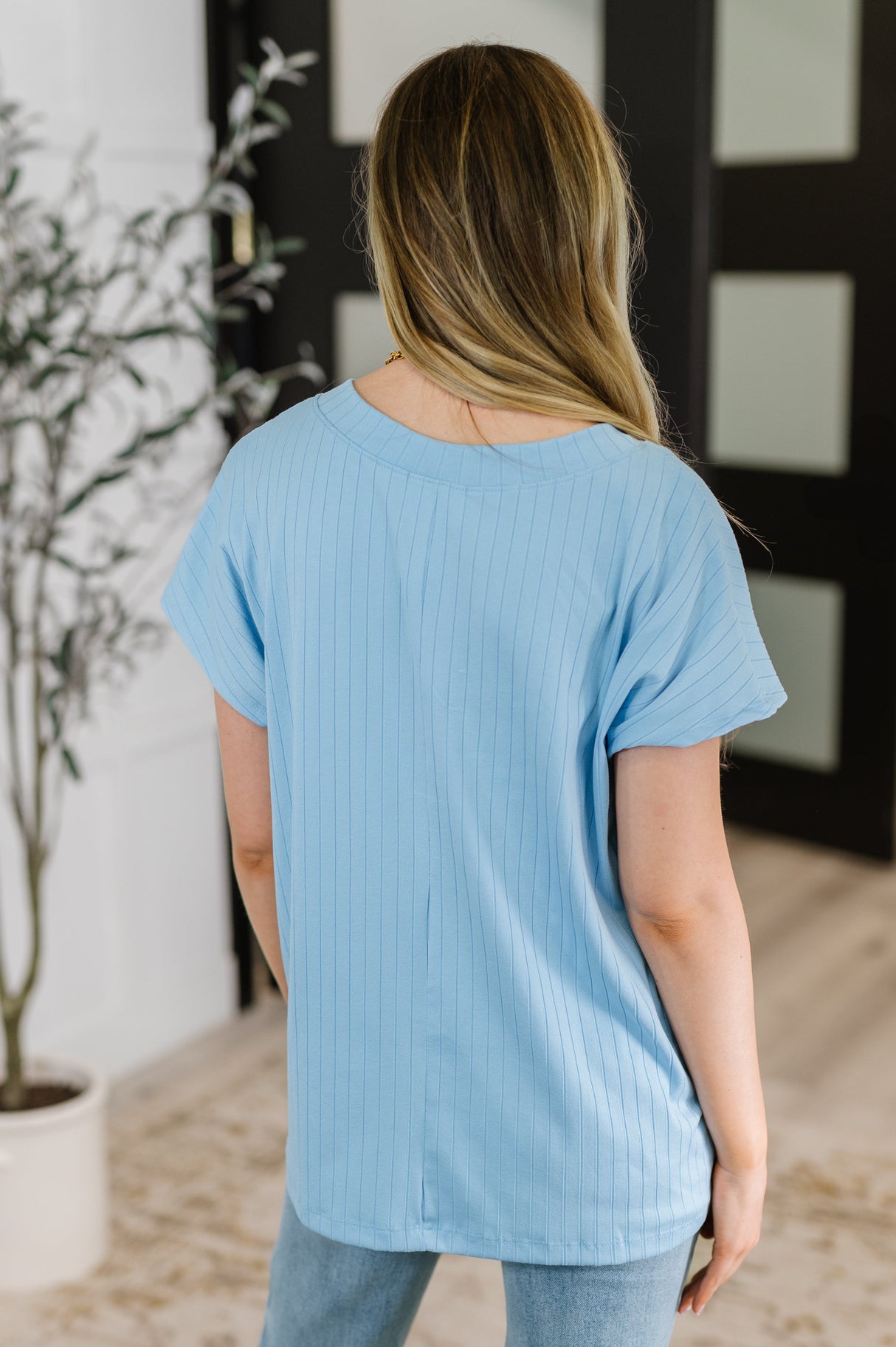 Camiseta básica de canalé con cuello en V de Top Shelf en azul cielo