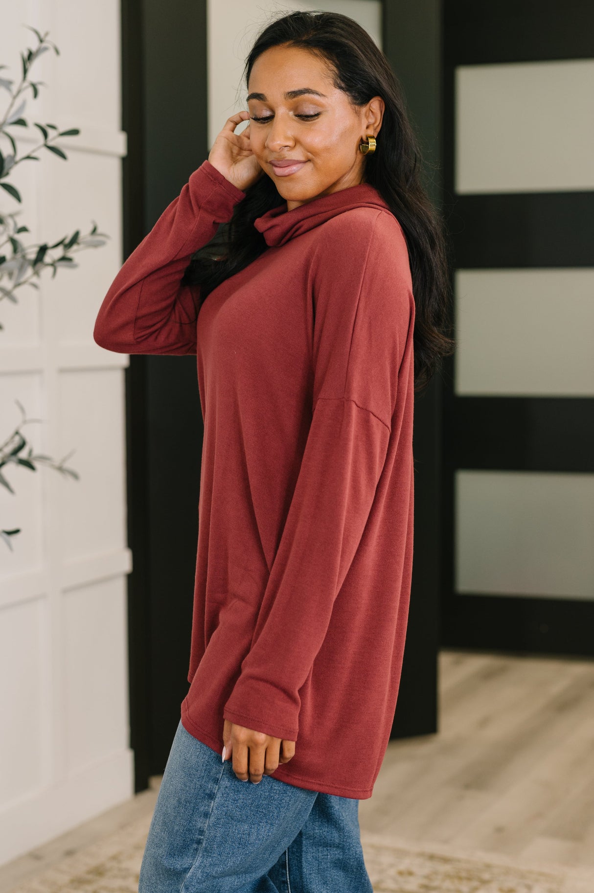 Jersey de cuello alto con estampado de destinos de viaje en color vino