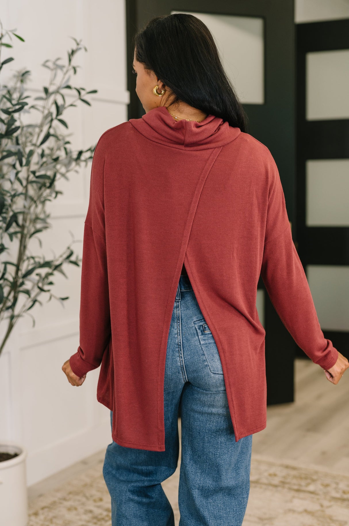 Jersey de cuello alto con estampado de destinos de viaje en color vino