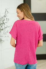 Blusa texturizada con cuello en V de prueba y error en color magenta