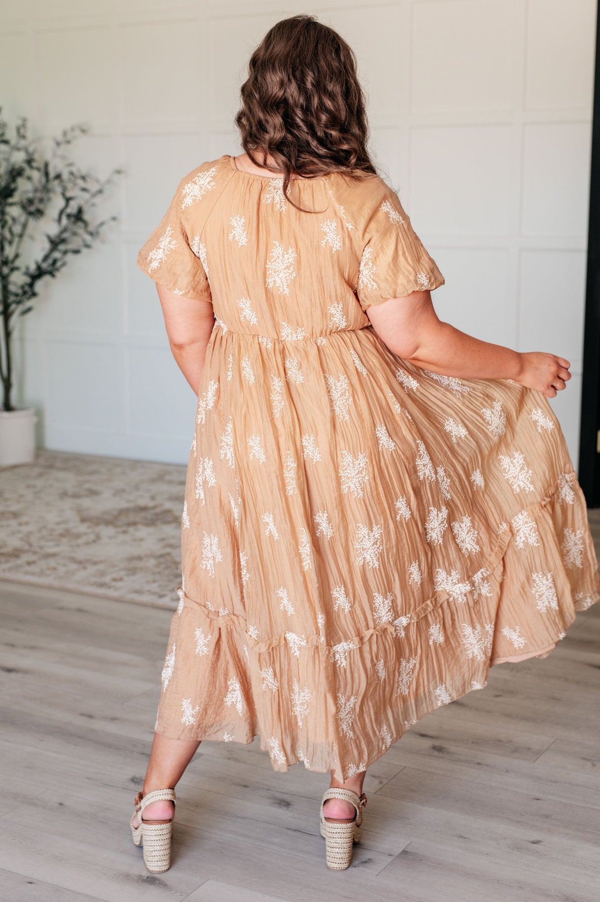 Vestido con mangas abullonadas Trusting My Intuition en color camel