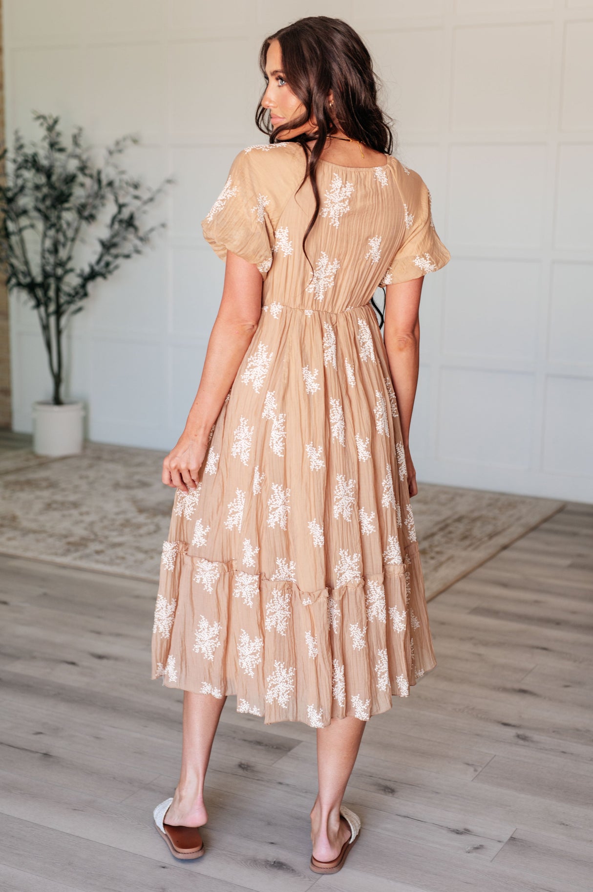 Vestido con mangas abullonadas Trusting My Intuition en color camel