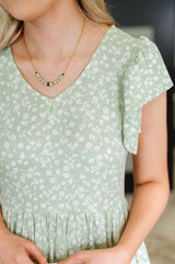 Vestido Twirl Me Softly con mangas onduladas en color salvia