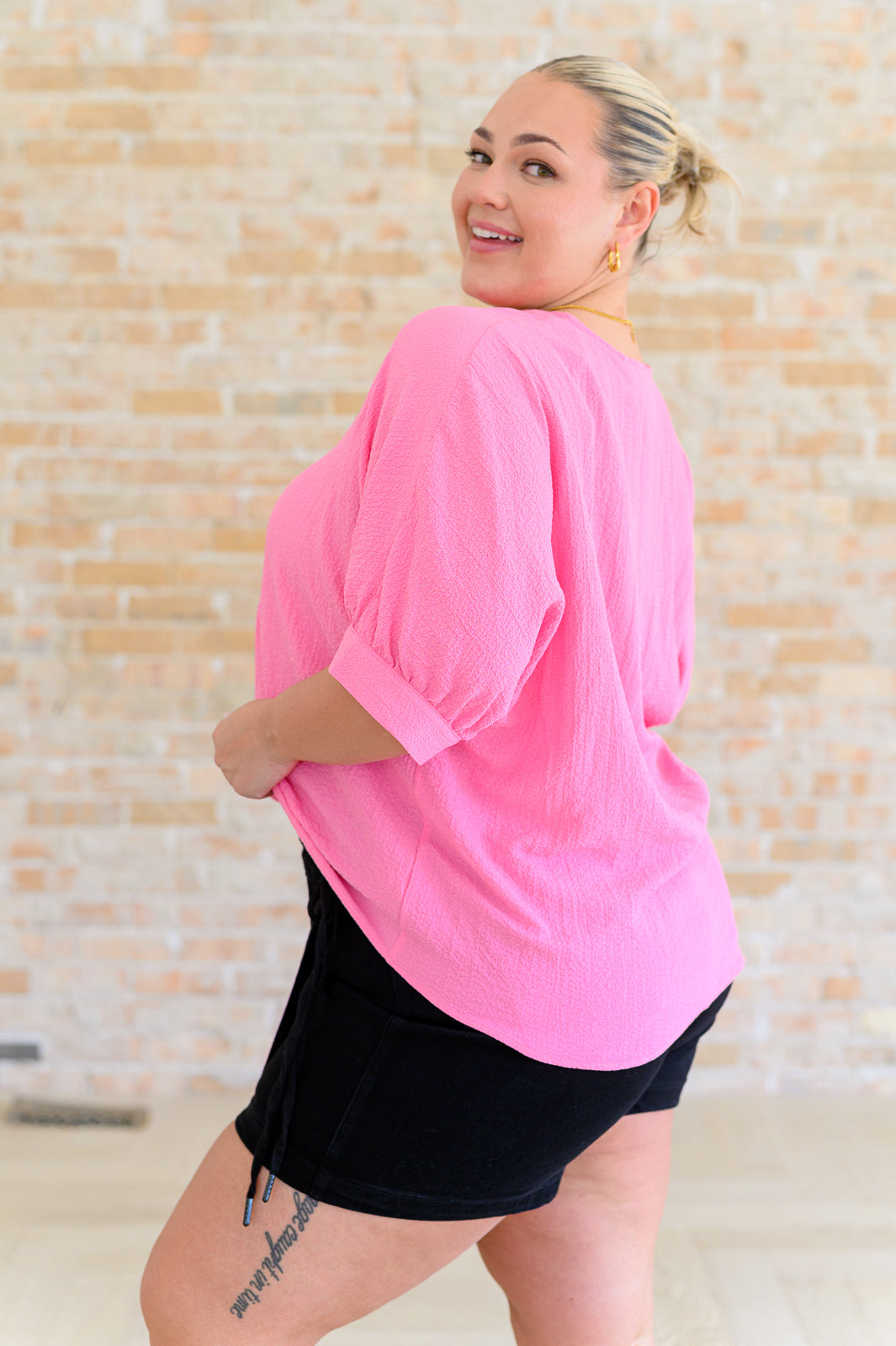 Blusa con cuello en V en rosa "Up For Anything"
