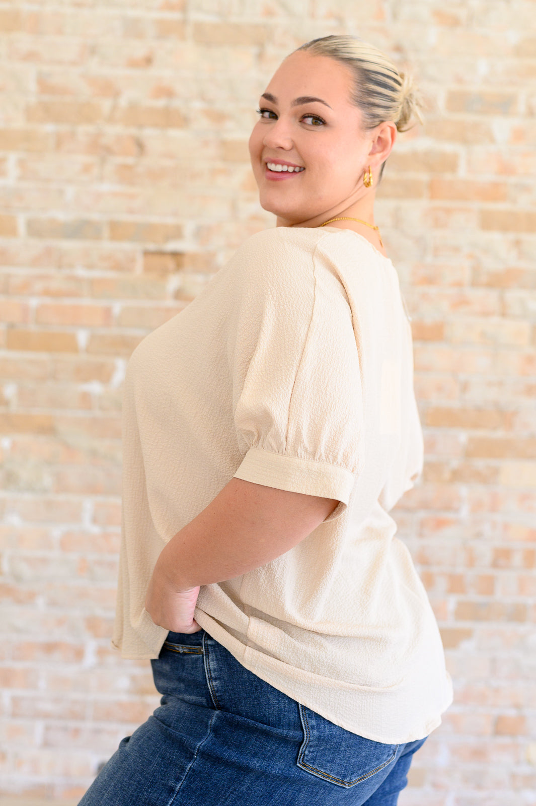 Blusa con cuello en V Up For Anything en color topo