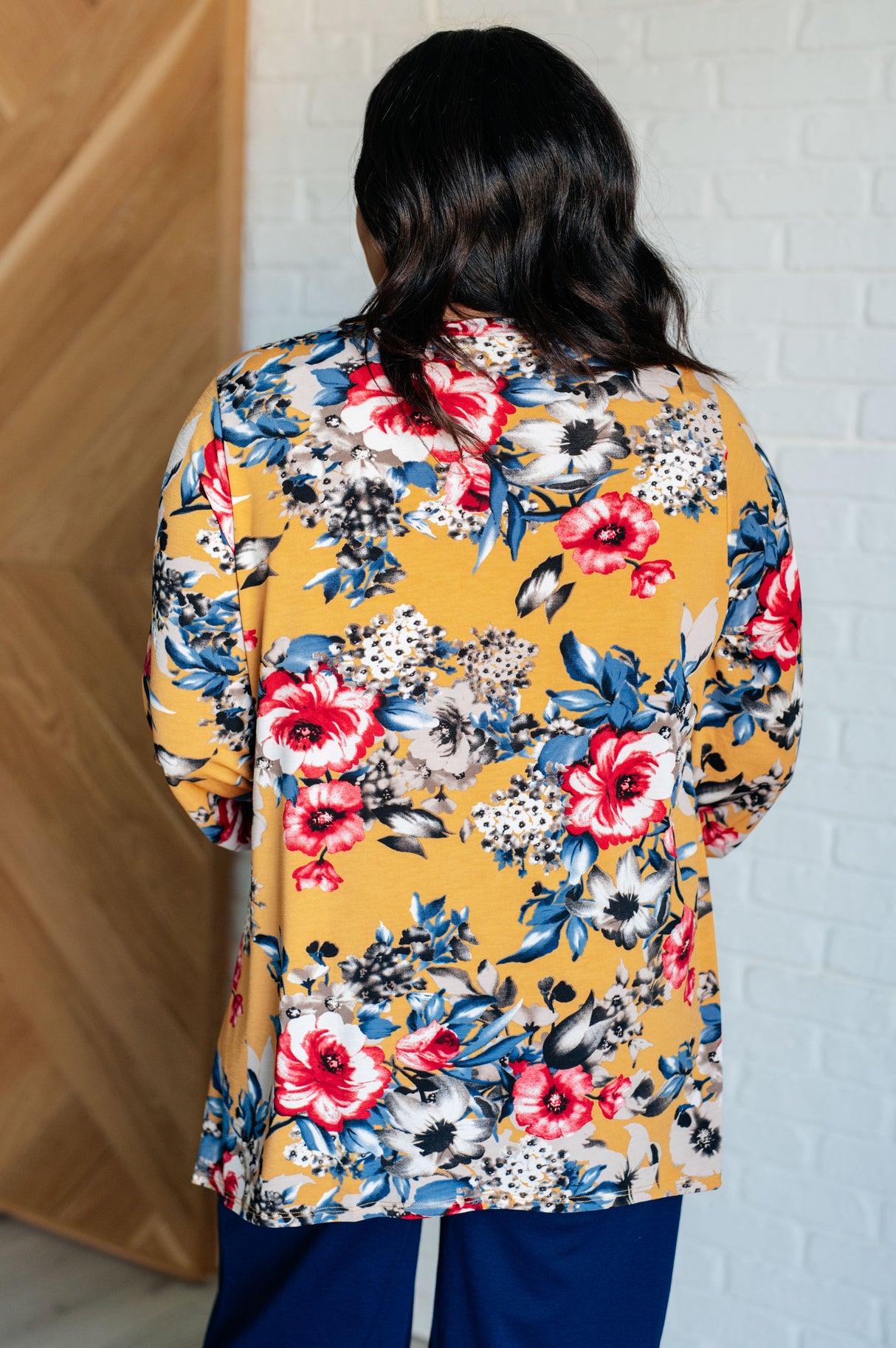 Top con escote en V y bajo redondo con estampado floral color caléndula