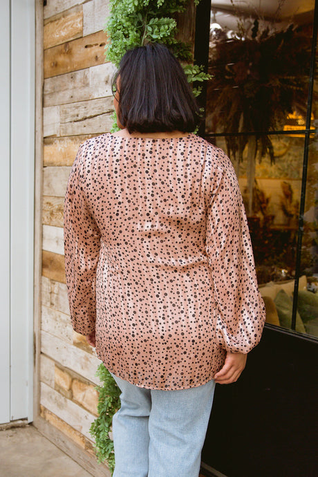 Blusa Vivian de satén en oro rosa