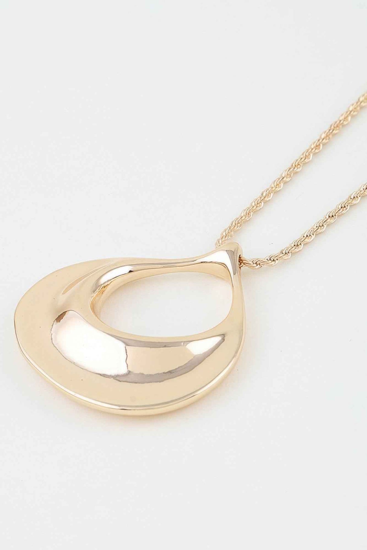 Polished Ripple Teardrop Twisted Necklace