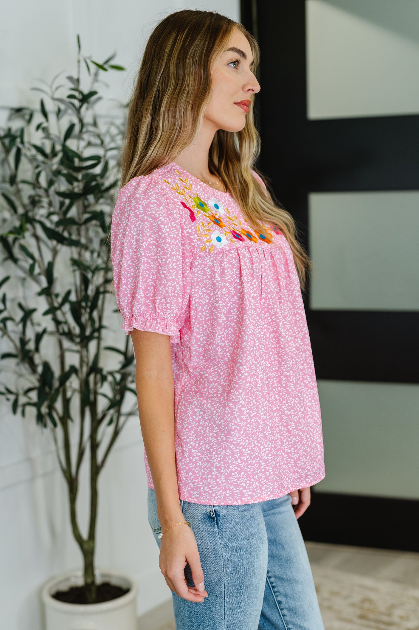 Blusa rosa con mangas abullonadas y bordado Wander Bloom