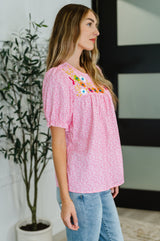 Blusa rosa con mangas abullonadas y bordado Wander Bloom