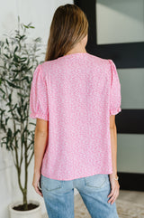 Blusa rosa con mangas abullonadas y bordado Wander Bloom