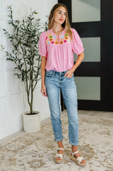 Blusa rosa con mangas abullonadas y bordado Wander Bloom